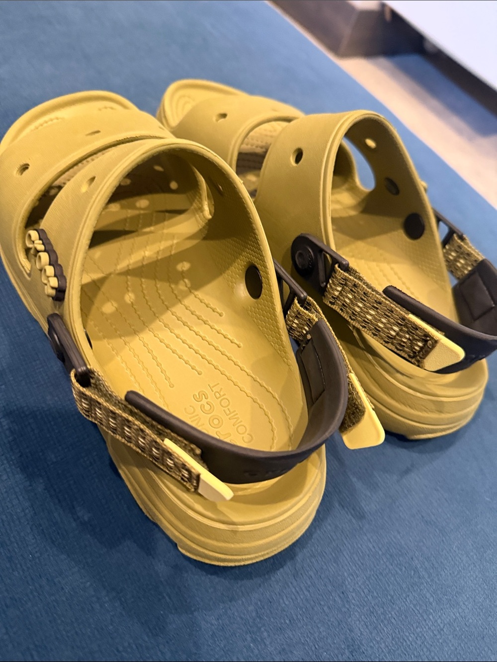 CROCS men’s size 10 Slide Sandal in army green with black and yellow Accents - Picture 3 of 6